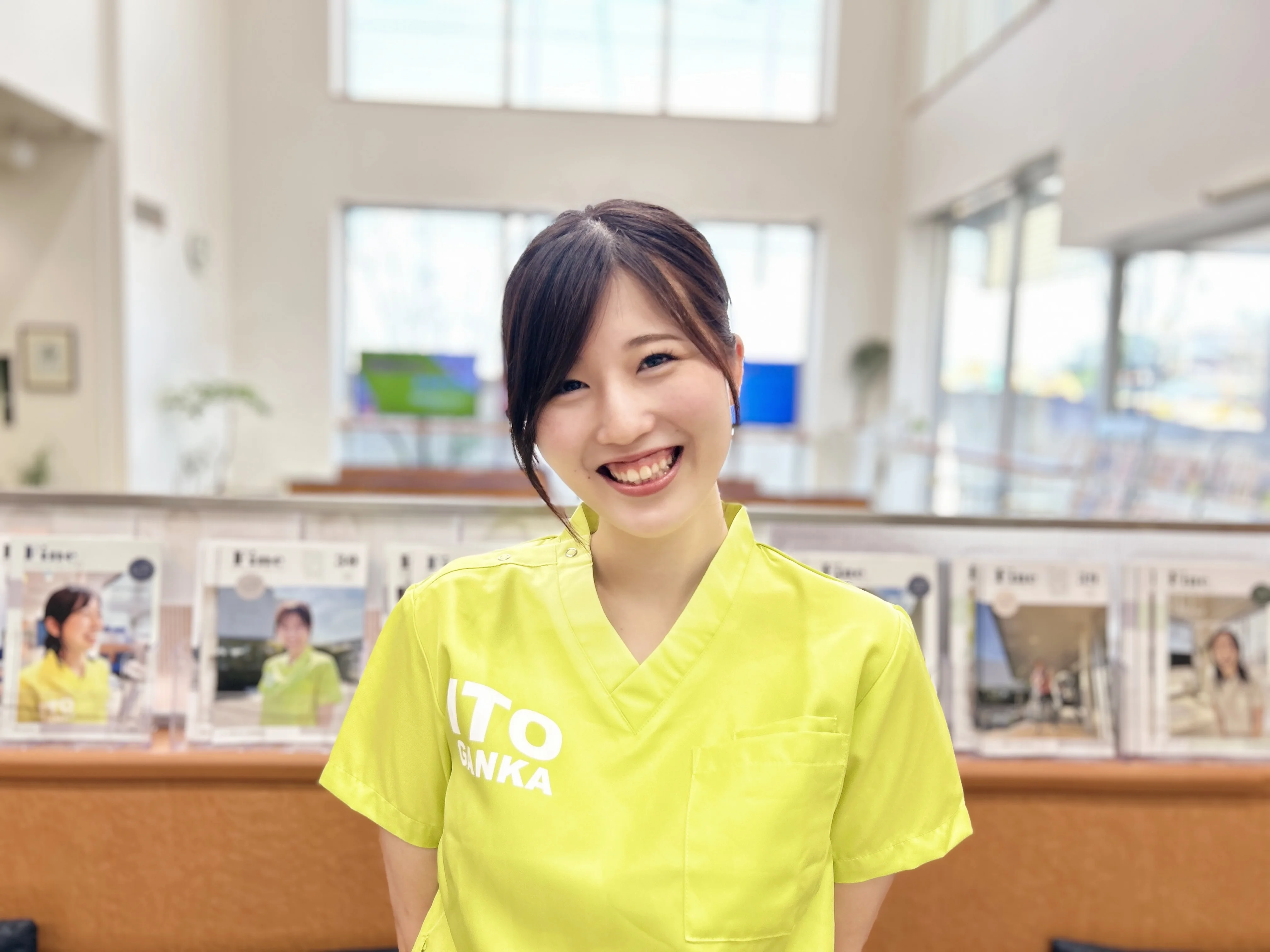 黄色い制服で微笑むいとう眼科のスタッフ